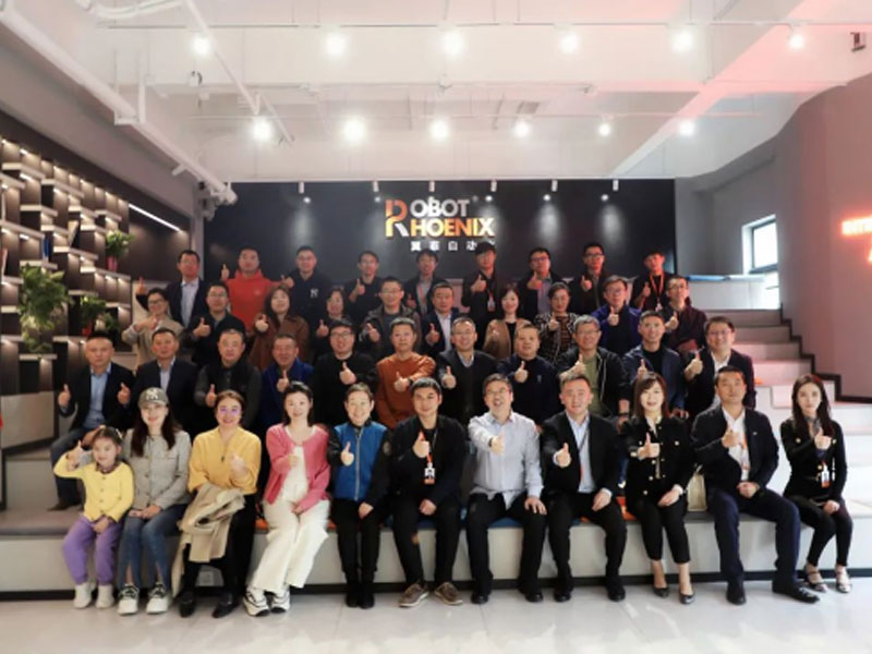 Alumnos DE LA Escuela Internacional de Negocios de China Europa Asociación de Antiguos Alumnos de Jinan visitó Robotphoenix para orientación